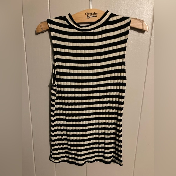 👚(bundle 4 items w/👚for $16) Striped sleeveless top - Picture 5 of 7